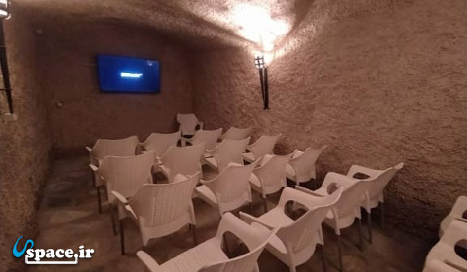 اتاق زاغه (سینما) اقامتگاه بوم گردی اله بوم - قزوین - روستای الولک